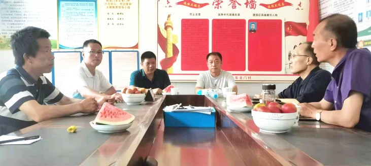 3-听取村书记汇报.jpg